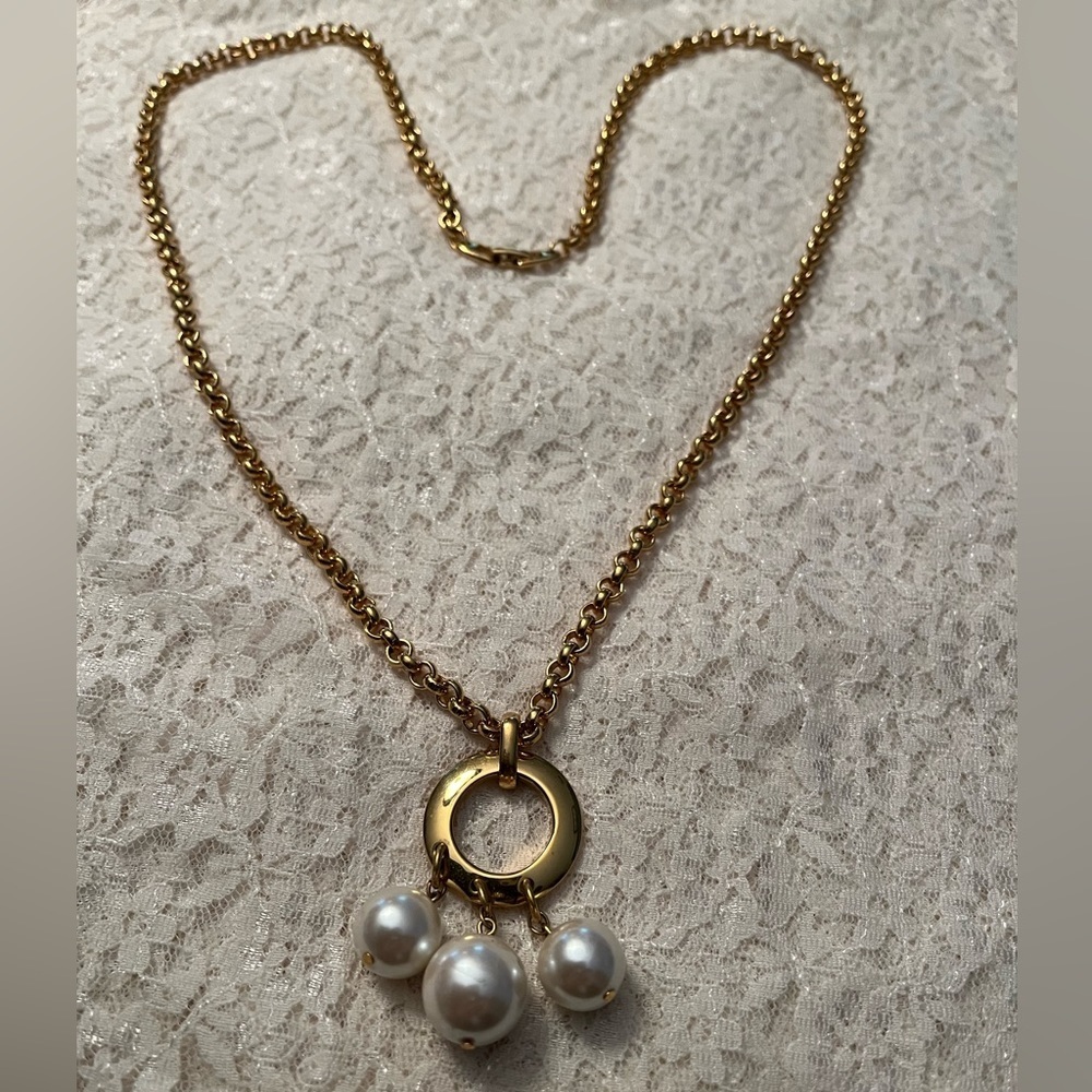 Napier/vintage gold and 3 pearl pendant costume necklace, 32” long